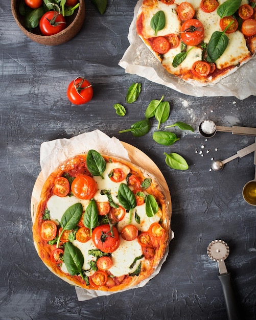 Italiaanse keuken Pizza met tomaten, spinazie en mozzarella Vegetarische pizza Italiaans eten