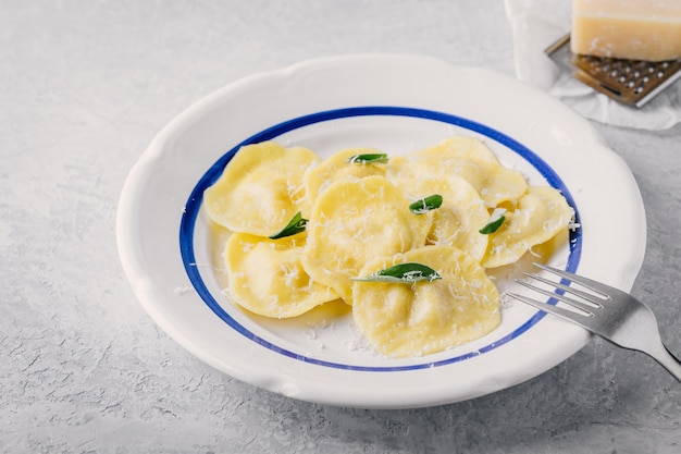 Italiaanse keuken ravioli pasta met Parmezaanse kaas en salie