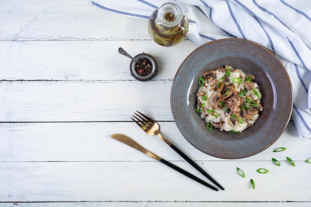 Foto italiaanse keuken risotto met paddestoelen gekookte arborio rijst met parmezaanse kaas en paddestoelen