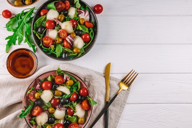 Italiaanse keuken twee porties salade met meloen, tomaten en olijven