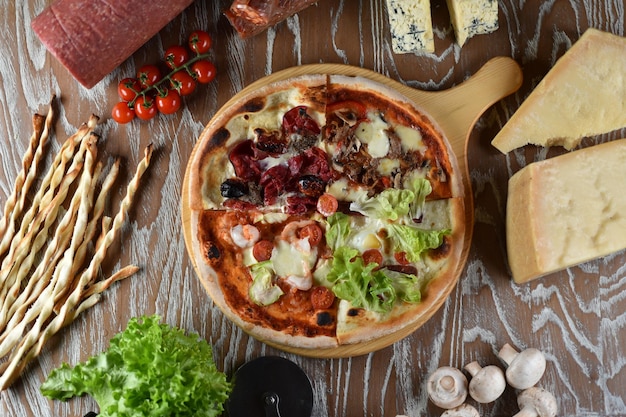 Italiaanse keukenpizza, geassorteerd - margarita, vier kazen, salami, pizza met champignons. Bovenaanzicht