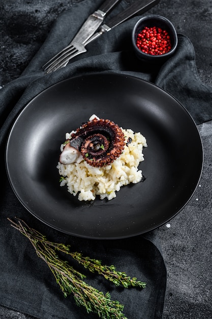 Italiaanse klassieker Risotto met octopustentakels.