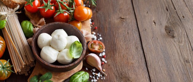 Italiaanse kokende ingrediënten op hout met exemplaarruimte