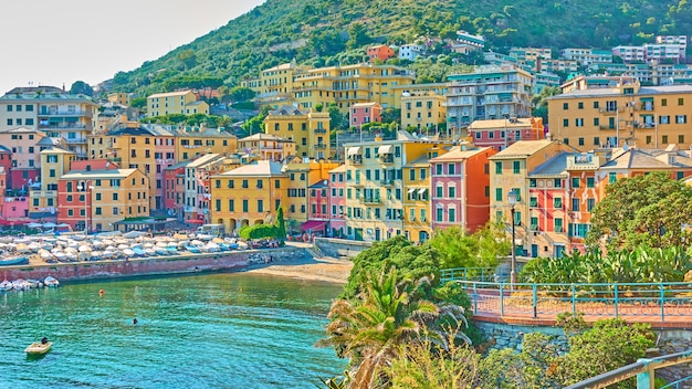 Italiaanse kustplaats - Waterkant met gebouwen aan zee in Genua Nervi in de zomeravond