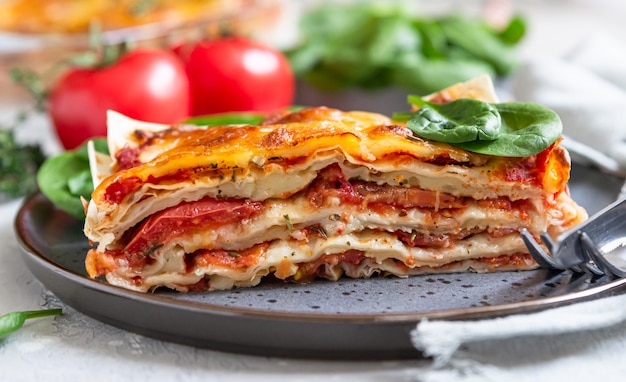 Italiaanse lasagne met tomatensaus en kaas. Zelfgemaakte vegetarische lasagne.