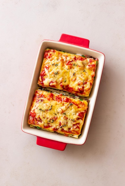 Italiaanse lasagne met vleeskaas en groenten Italiaans eten