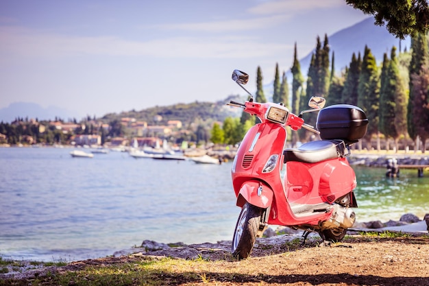 Italiaanse levensstijl Rode scooter kustlandschap met blauwe lucht Italië