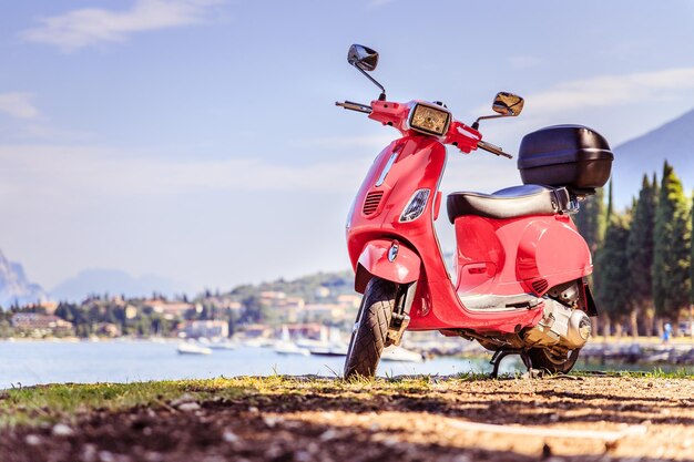 Italiaanse levensstijl Rode scooter kustlandschap met blauwe lucht Italië