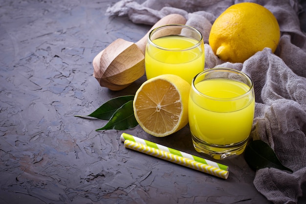 Italiaanse likeurlimoncello met citroenen