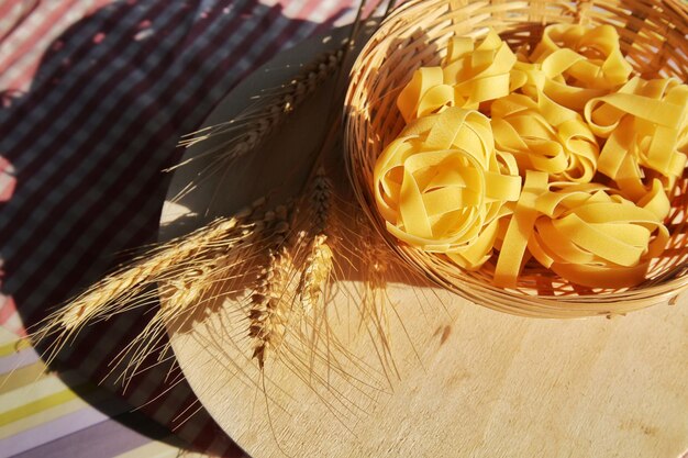 Foto italiaanse macaroni pasta ongekookte rauwe voeding foto