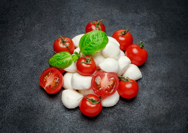 Italiaanse mozzarella kaas en tomaten. Caprese salade ingrediënten