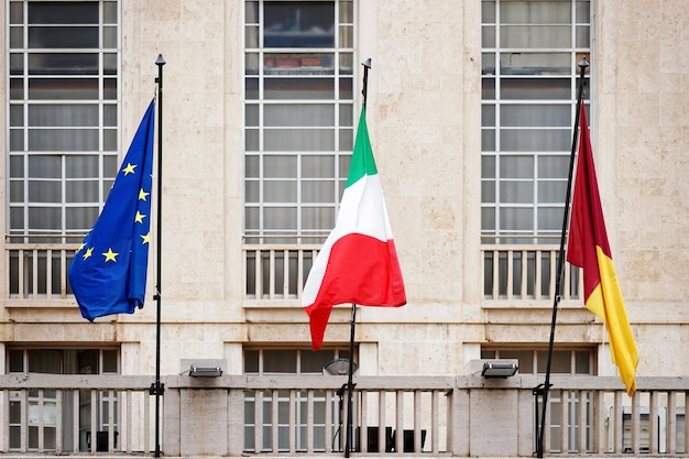 Italiaanse nationale vlag, de vlag van Rome Commune en de EU, Rome, Italië.
