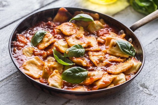 Italiaanse of mediterrane gerechten pasta ravioli van tomatensaus en basilicum.