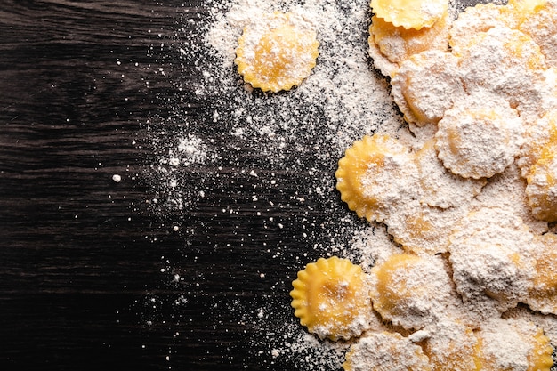 Italiaanse panzerotti op houten tafel