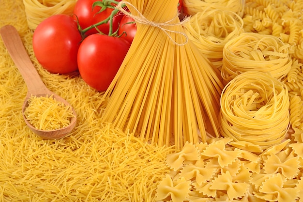 Italiaanse pasta en rijpe tomatentak
