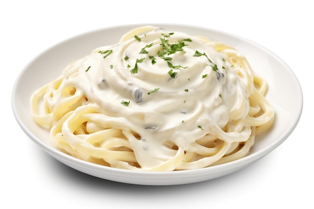 Italiaanse pasta fettuccine met witte romige saus op een wit bord op een houten achtergrond