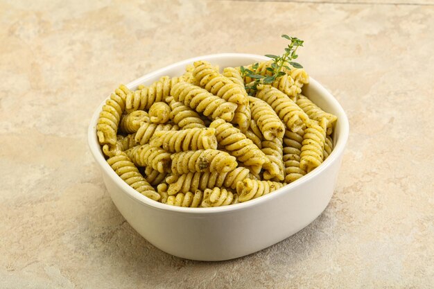 Italiaanse pasta Fusilli met pestosaus