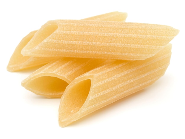 Italiaanse pasta geïsoleerd op witte achtergrond Pennoni Penne rigate