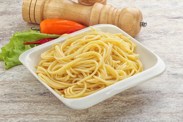 Italiaanse pasta gekookte spaghetti met olijfolie