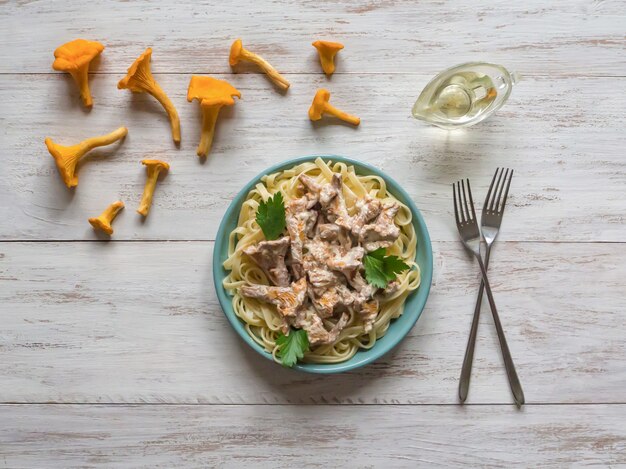 Italiaanse pasta met champignons op een grijze ondergrond. Bovenaanzicht