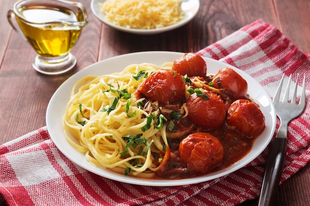 Italiaanse pasta met cherry tomatensaus en kaas