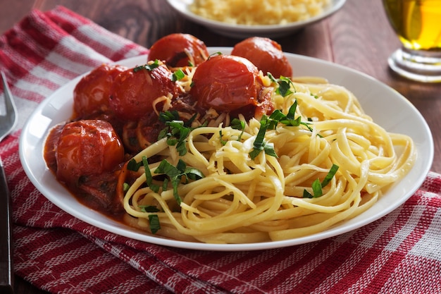 Italiaanse pasta met cherry tomatensaus en peterselie