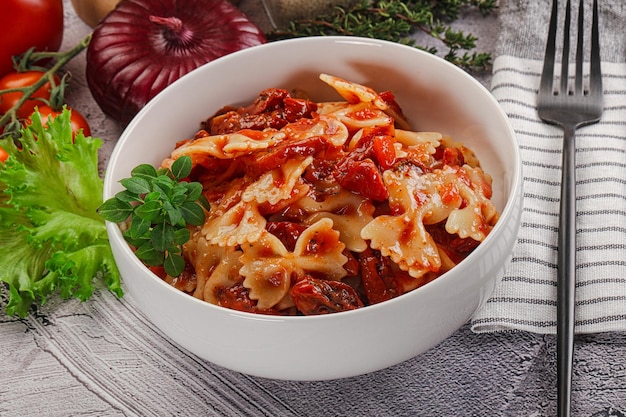 Italiaanse pasta met droge tomaten