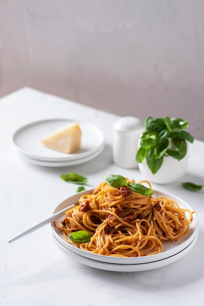 Italiaanse pasta met gedroogde tomaten