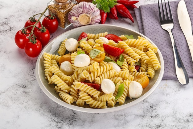 Italiaanse pasta met mozzarella, basilicum en tomaat