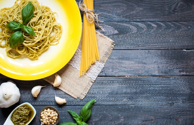 Italiaanse pasta met pestosaus gemaakt met basilicumblad