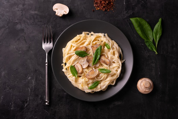 Italiaanse pasta met romige saus en champignons