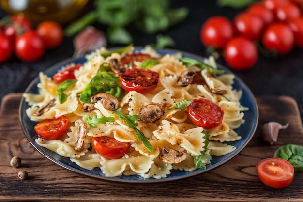 Italiaanse pasta met saus, cherrytomaatjes, basilicum en parmezaanse kaas. Heerlijke pasta plaat