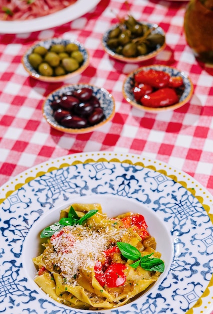 Italiaanse pasta met tomaten, parmesan, basilicum en olijven