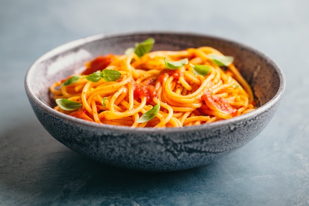 Italiaanse pasta met tomatensaus in kom