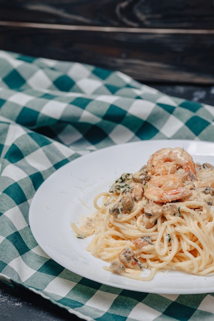 Italiaanse pasta met zeevruchten en gamba's, spaghetti met saus