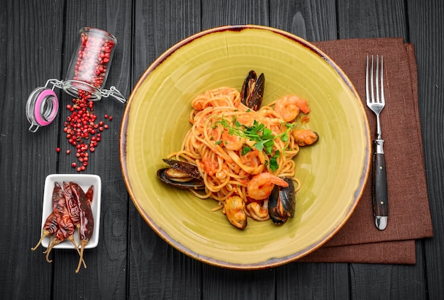 Italiaanse pasta met zeevruchten en saus in een restaurant