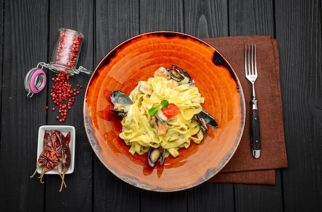 Italiaanse pasta met zeevruchten en saus in een restaurant