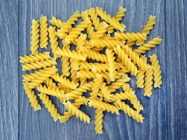 Foto italiaanse pasta op een houten tafel. meelproducten en voedsel bij het koken