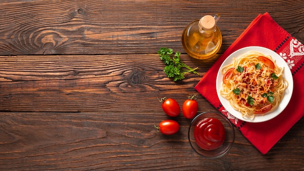 Italiaanse pasta op rustieke houten achtergrond. Plat leggen. Bovenaanzicht