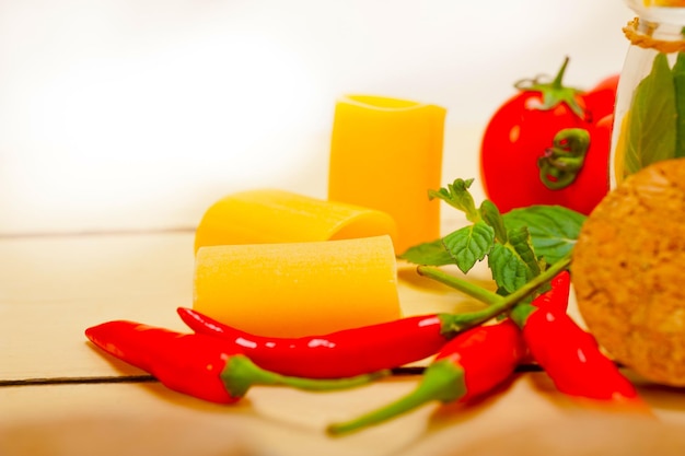 Italiaanse pasta paccheri met tomatenmint en chili peper