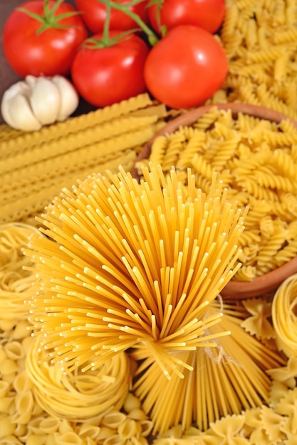 Italiaanse pasta, rijpe tomatentak en knoflook