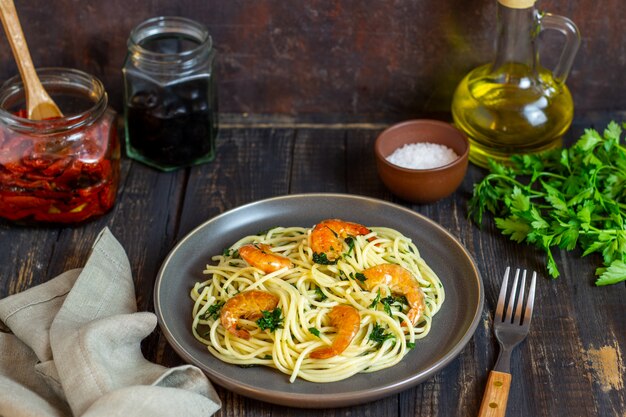 Italiaanse pasta spaghetti met garnalen