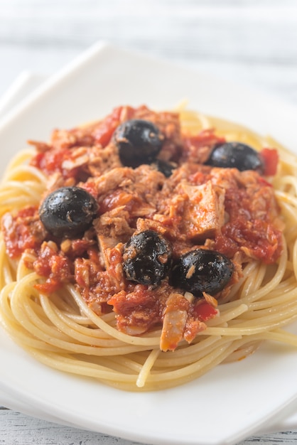 Italiaanse pasta Spaghetti met tonijn en zwarte olijven