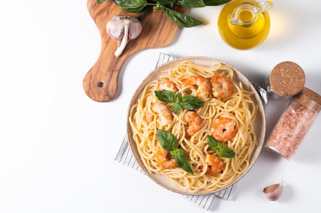 Italiaanse pasta spaghetti met zachte kaassaus met garnalen of gamba's op een bord