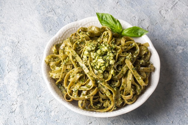 Italiaanse pasta; Tagliatelle met Pestosaus