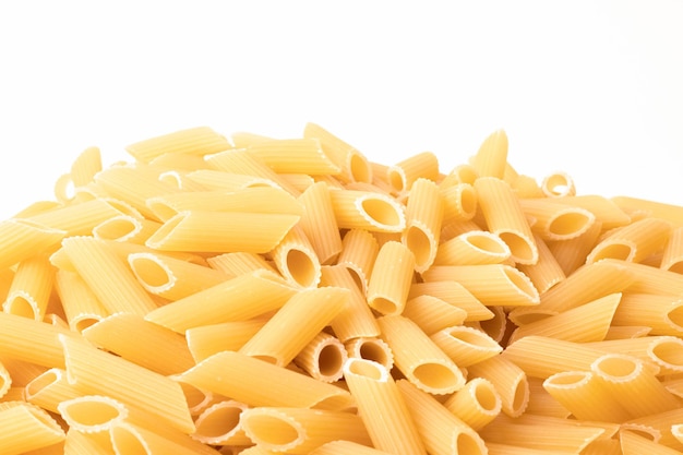 Foto italiaanse pasta vooraanzicht geïsoleerd op witte achtergrond
