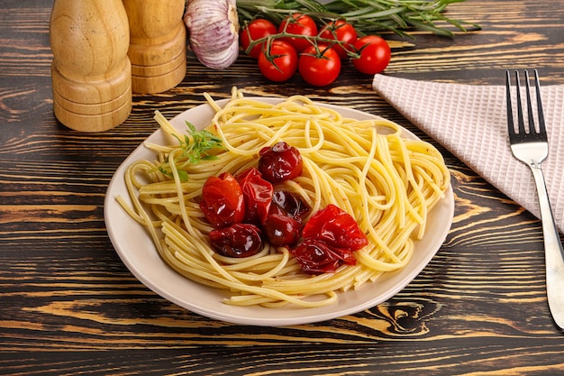 Italiaanse pastaspaghetti met gebakken tomaat