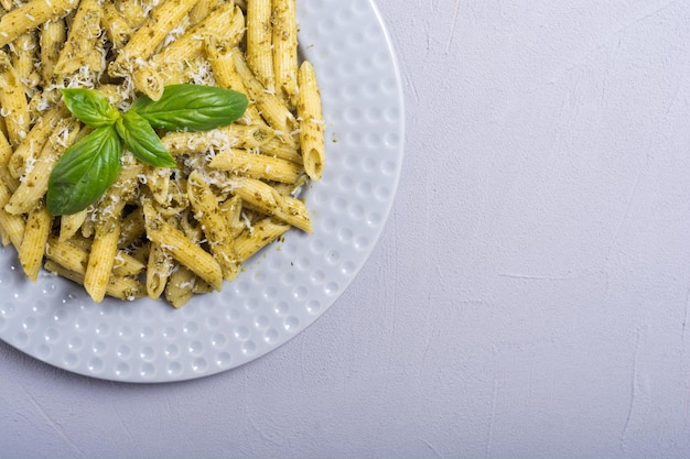 Italiaanse penne pasta met saus pesto Voedsel achtergrond