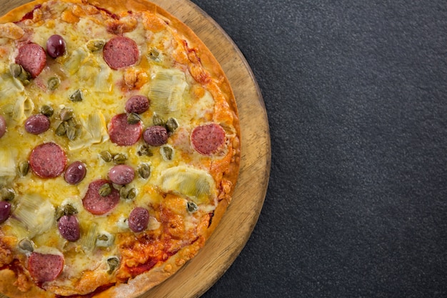 Italiaanse pizza geserveerd in een pizzaplaat