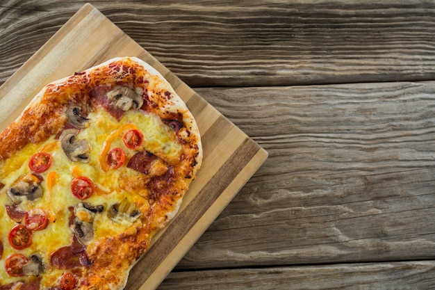 Italiaanse pizza geserveerd op een snijplank